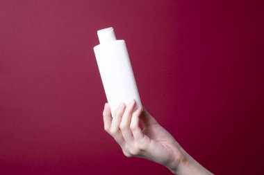 Kadın ellerinde losyon ya da el kremi paketi