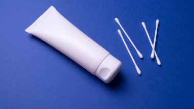 Renkli arkaplanda yüz veya el kremi paketleme