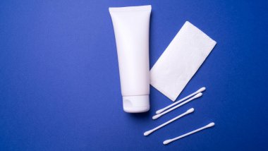 Renkli arkaplanda yüz veya el kremi paketleme