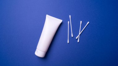 Renkli arkaplanda yüz veya el kremi paketleme