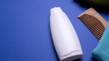 Renkli arka planda bir şişe şampuan.