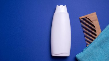 Renkli arka planda bir şişe şampuan.