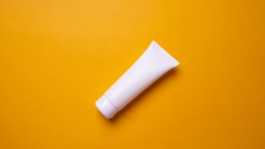 Renkli arkaplanda yüz veya el kremi paketleme