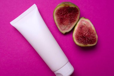 Renkli arkaplanda yüz veya el kremi paketleme