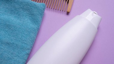 Renkli arka planda bir şişe şampuan.