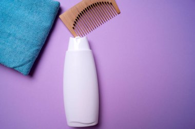 Renkli arka planda bir şişe şampuan.