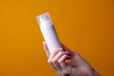 Kadın ellerinde losyon ya da el kremi paketi