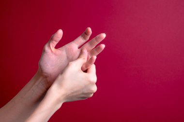 Kadın elini tutuyor - acı kavramı