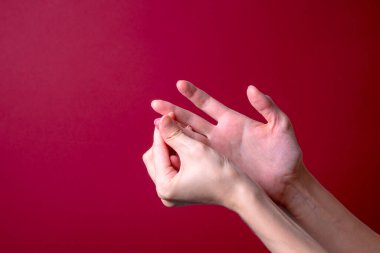 Kadın elini tutuyor - acı kavramı