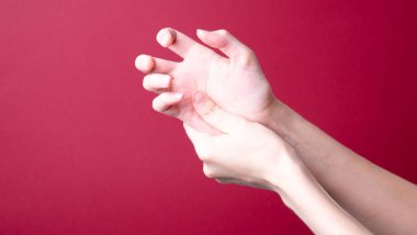 Kadın, ürpertici acıya karşı ellerine masaj yapıyor.