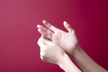 Kadın, ürpertici acıya karşı ellerine masaj yapıyor.