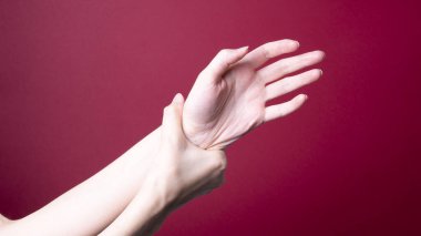 Kadın, ürpertici acıya karşı ellerine masaj yapıyor.