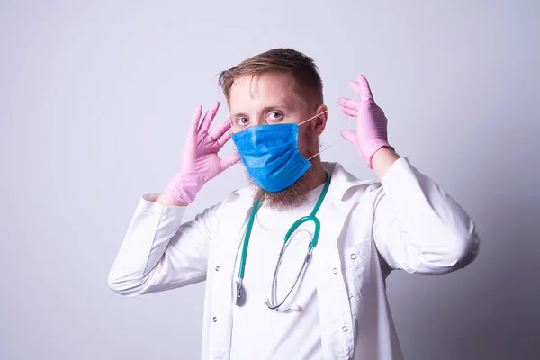 Männlicher Arzt Laborkittel Auf Grauem Hintergrund — Stockfoto