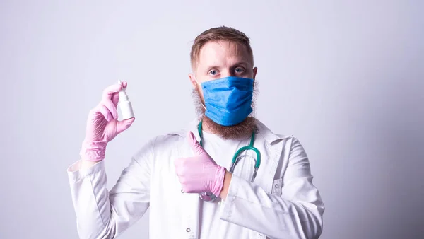 Junger Bärtiger Arzt Mit Einem Mittel Gegen Eine Erkältung — Stockfoto