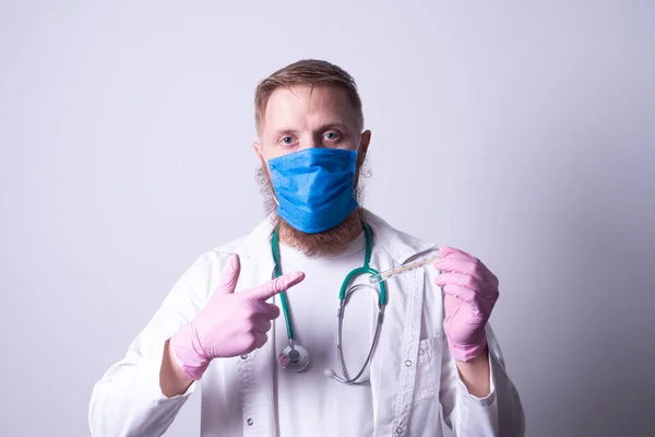 Bärtiger Arzt Mit Thermometer Der Hand — Stockfoto