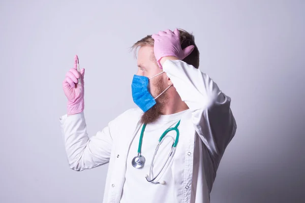 Médecin Barbu Avec Thermomètre Dans Les Mains — Photo