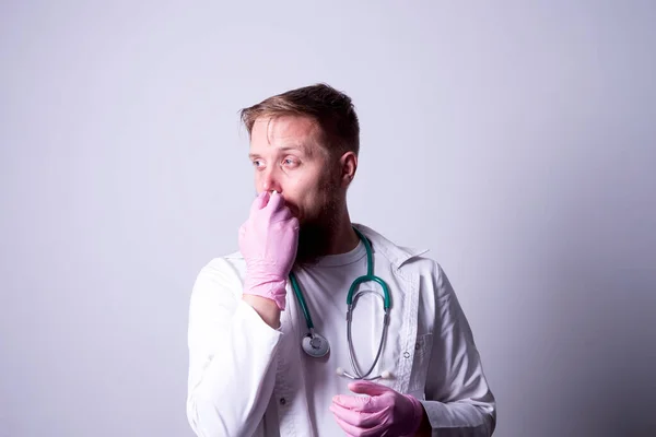 Junger Bärtiger Arzt Mit Einem Mittel Gegen Eine Erkältung — Stockfoto