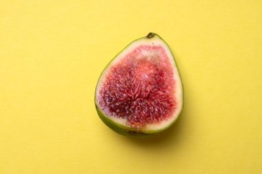 Sarı arkaplanda yarım incir