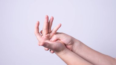 Bir adam ellerini acıdan korur.