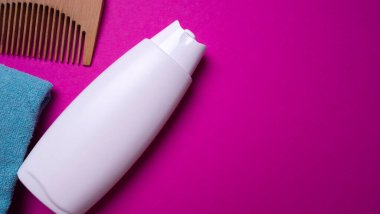 Renkli bir arka planda şampuan ya da saç durulama