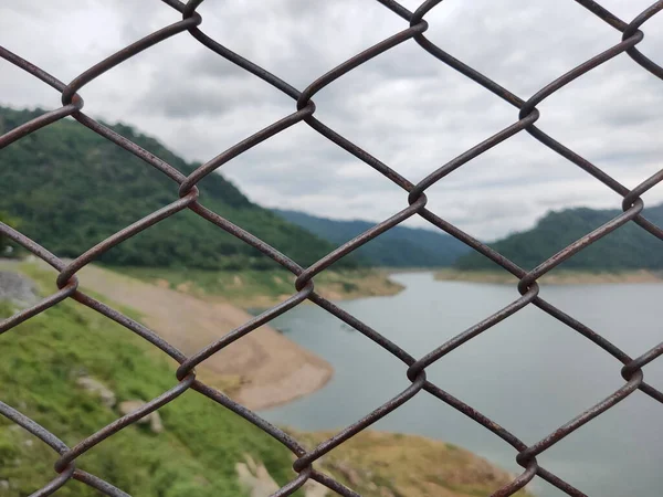 Düşmesini önlemek için satılık tel göz