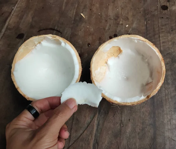 Ungt Kokoskött Färdigt Att Äta — Stockfoto