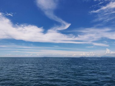 Gökyüzü ve bulutlu mavi deniz