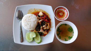 Çorba ve limon soslu deniz ürünleri fesleğeni.