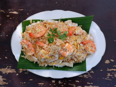 Yumurtalı karides ve kızarmış pirinç.