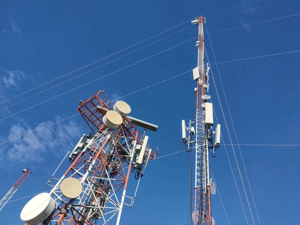 Der Telekommunikationsturm Mit Antennen — Stockfoto