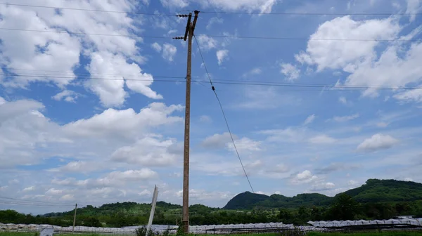 Dağın yakınındaki elektrik direkleri ve kabloları