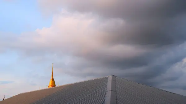 Uzun sarı pagoda uzaktan görülebilir..