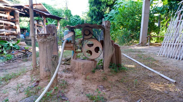 地下水を汲み上げるために死ぬ — ストック写真