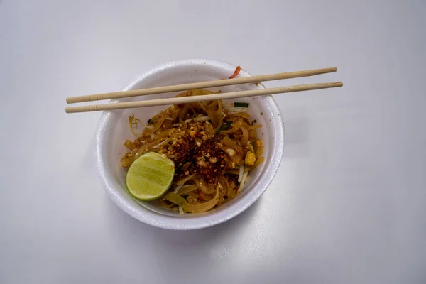 Köpük bardakta Pad Thai.