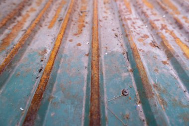 Üzerinde turuncu pas olan eski çinko.