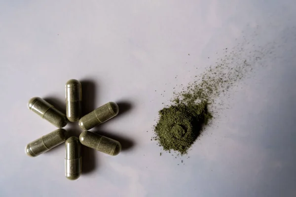 Andrographis ve panikleten bitkisel kapsül