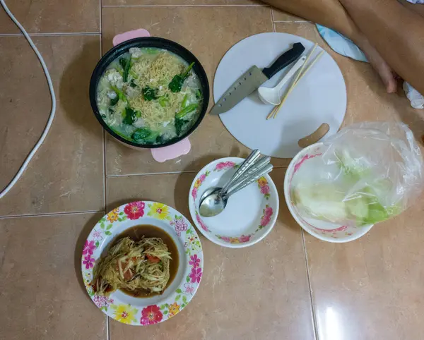 Papaya salatalı erişte.