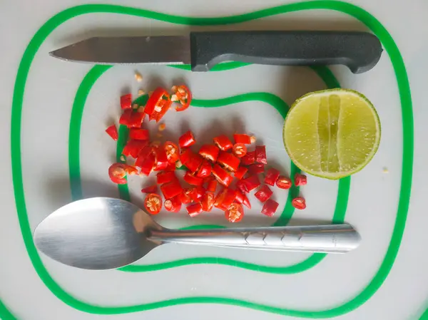 Biber ve limon ikiye bölünmüş.