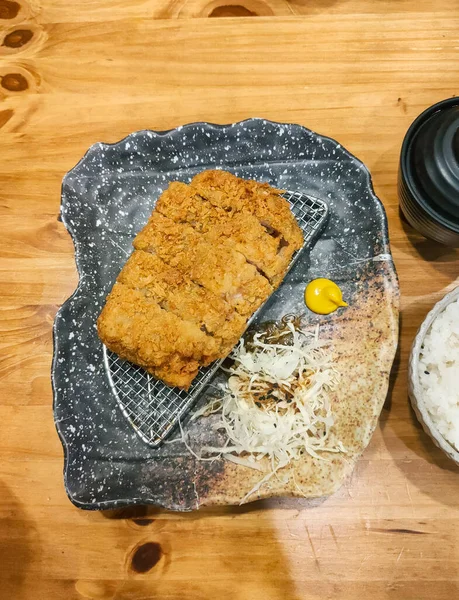 Porco Frito Com Pão Colocado Uma Chapa — Fotografia de Stock