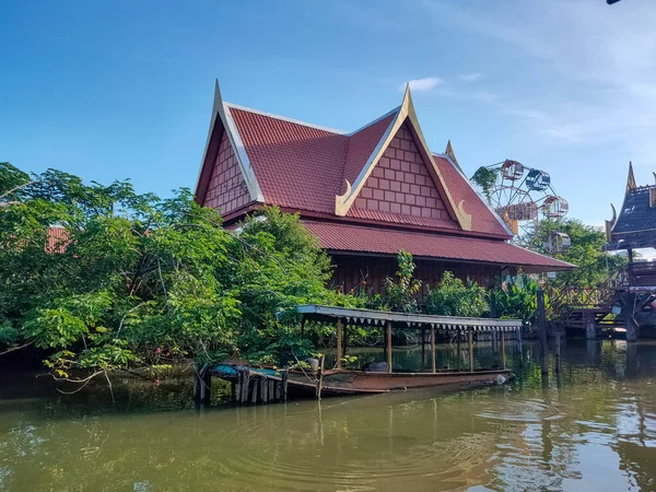 Thai geleneksel evi deniz kenarında.