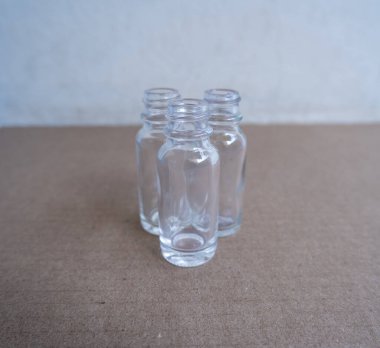 Renkli suyla dolu boş cam şişeler.