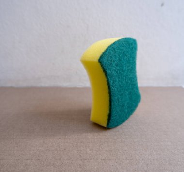 Bulaşık yıkamak için yumuşak ve yumuşak bir sünger.