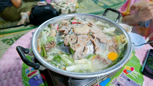 Kömürün üstünde ızgara yapılmış domuz eti.