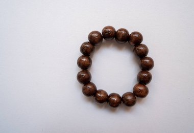 Tahtadan yapılmış tespih bileziği.