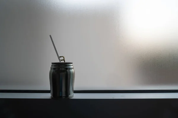 Paslanmaz çelik süt kutuları pencere eşiğine konur..