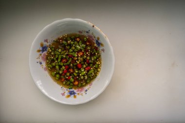 Balık soslu biber, pişmiş yiyeceğe garnitür olarak konur..