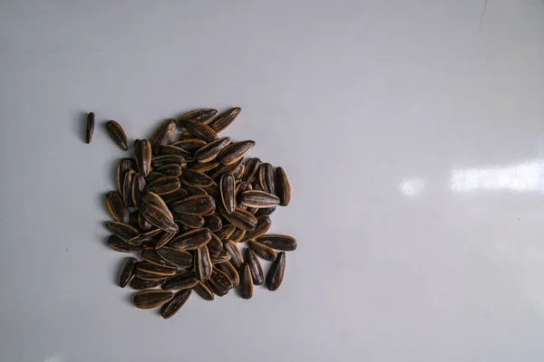 Birçok ayçekirdeği yere yığılır ve aperatifler olarak popülerdir..