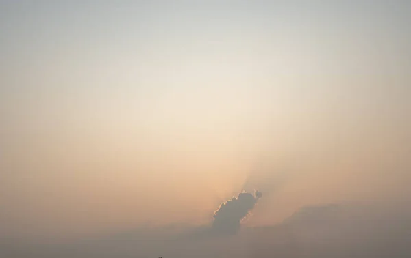 Sabah gökyüzünde, bulutların arasından biraz güneş ışığı geçti, sıcak ve şefkatli bir his verdi..