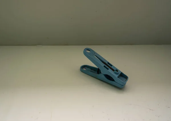 Eski plastik mandallardan biri tek başına yerleştirilmiş, toplanması gereken zamanı bekliyordu..