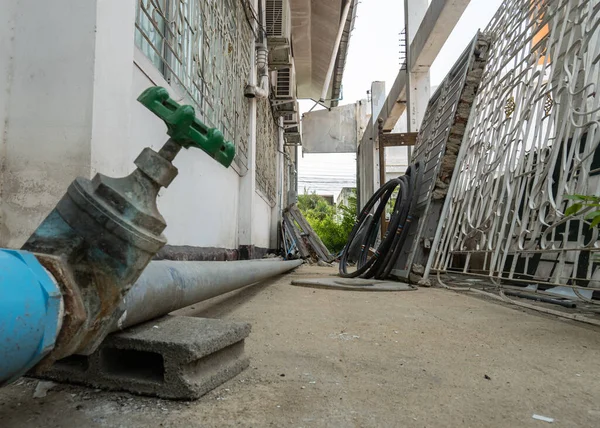 Binanın yakınındaki koridorlar, ki neredeyse köşeden dolmuştu, korkunç hissediyordum..